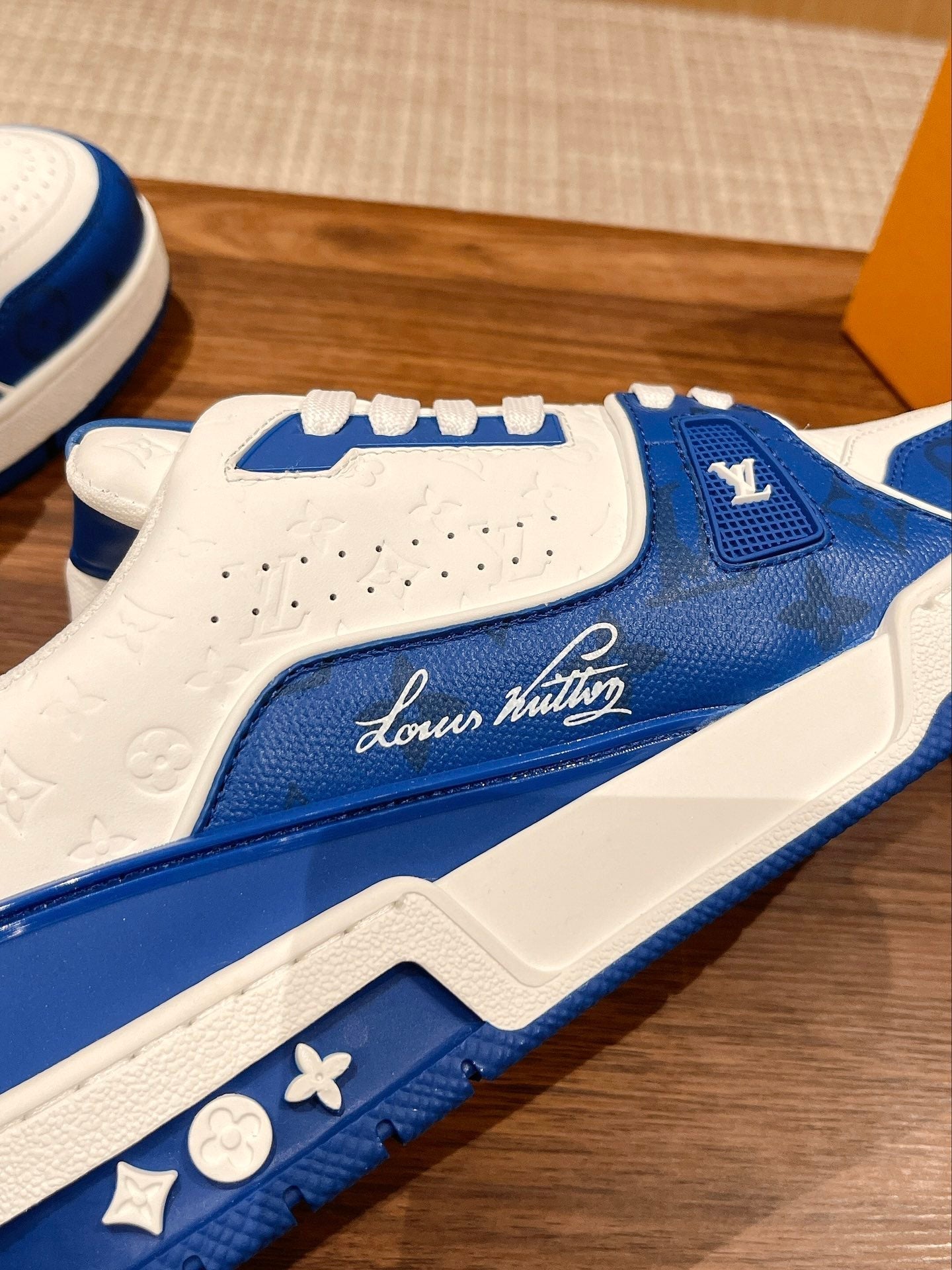 Couple's ðð¿ð®ð¶ð»ð²ð¿ series latest sports shoes