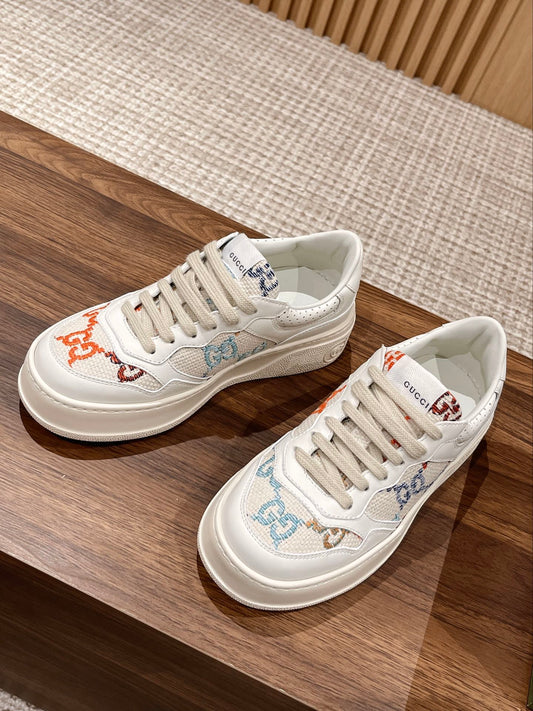 Couple's 𝐂𝐡𝐮𝐧𝐤𝐲 latest biscuit shoes