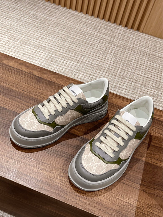 Couple's 𝐂𝐡𝐮𝐧𝐤𝐲 latest biscuit shoes