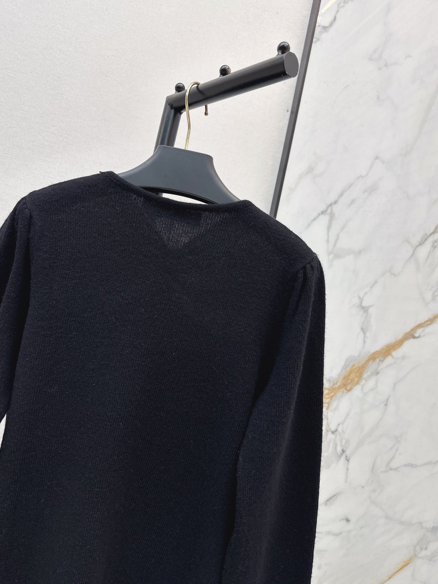 Va1 NEW knitted sweater