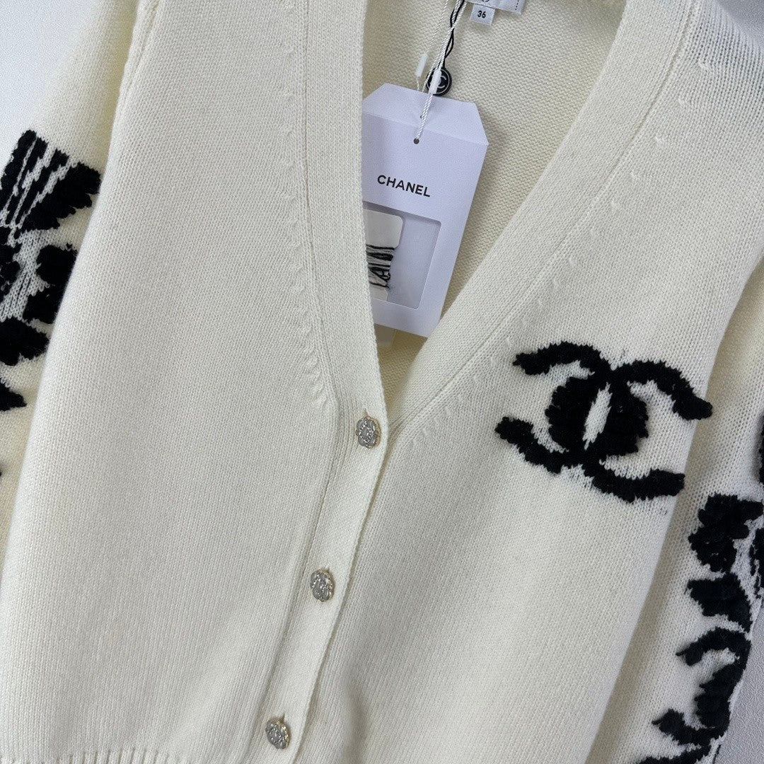 Chan NEW V-neck knitted cardigan