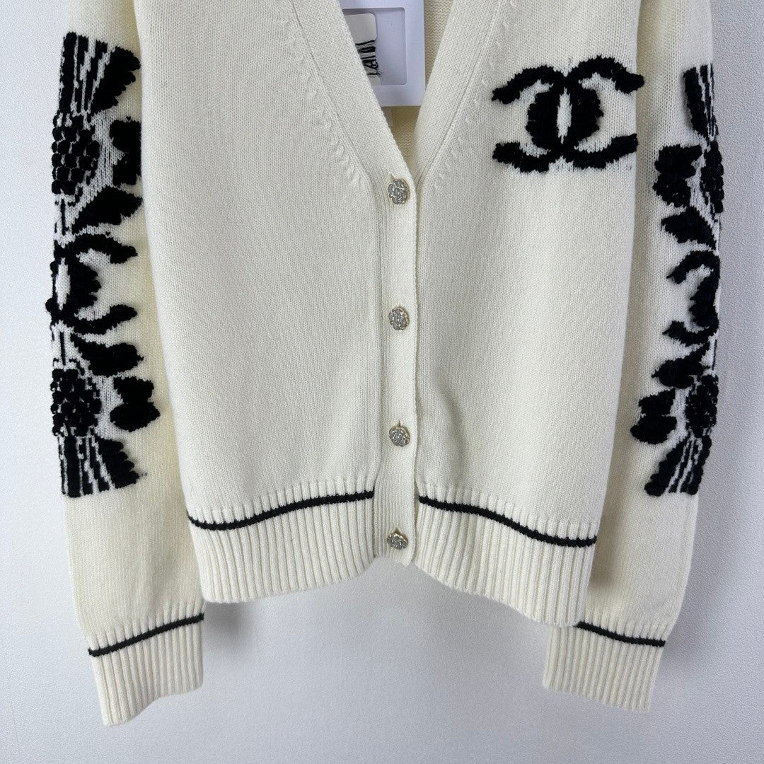 Chan NEW V-neck knitted cardigan