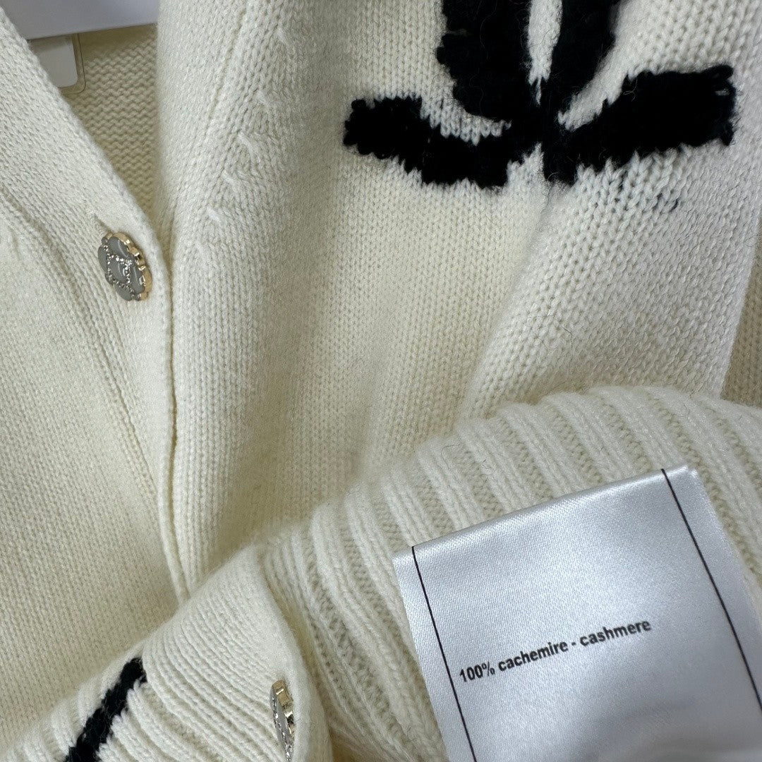 Chan NEW V-neck knitted cardigan