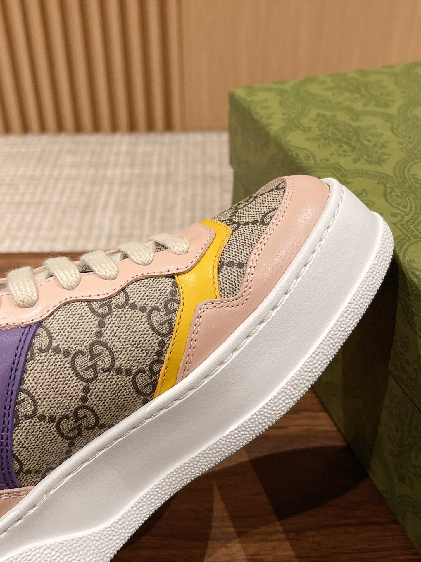 Couple's 𝐂𝐡𝐮𝐧𝐤𝐲  latest biscuit shoes