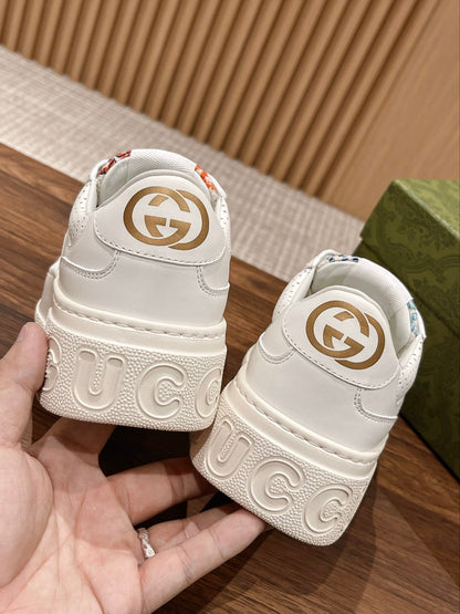 Couple's 𝐂𝐡𝐮𝐧𝐤𝐲  latest biscuit shoes