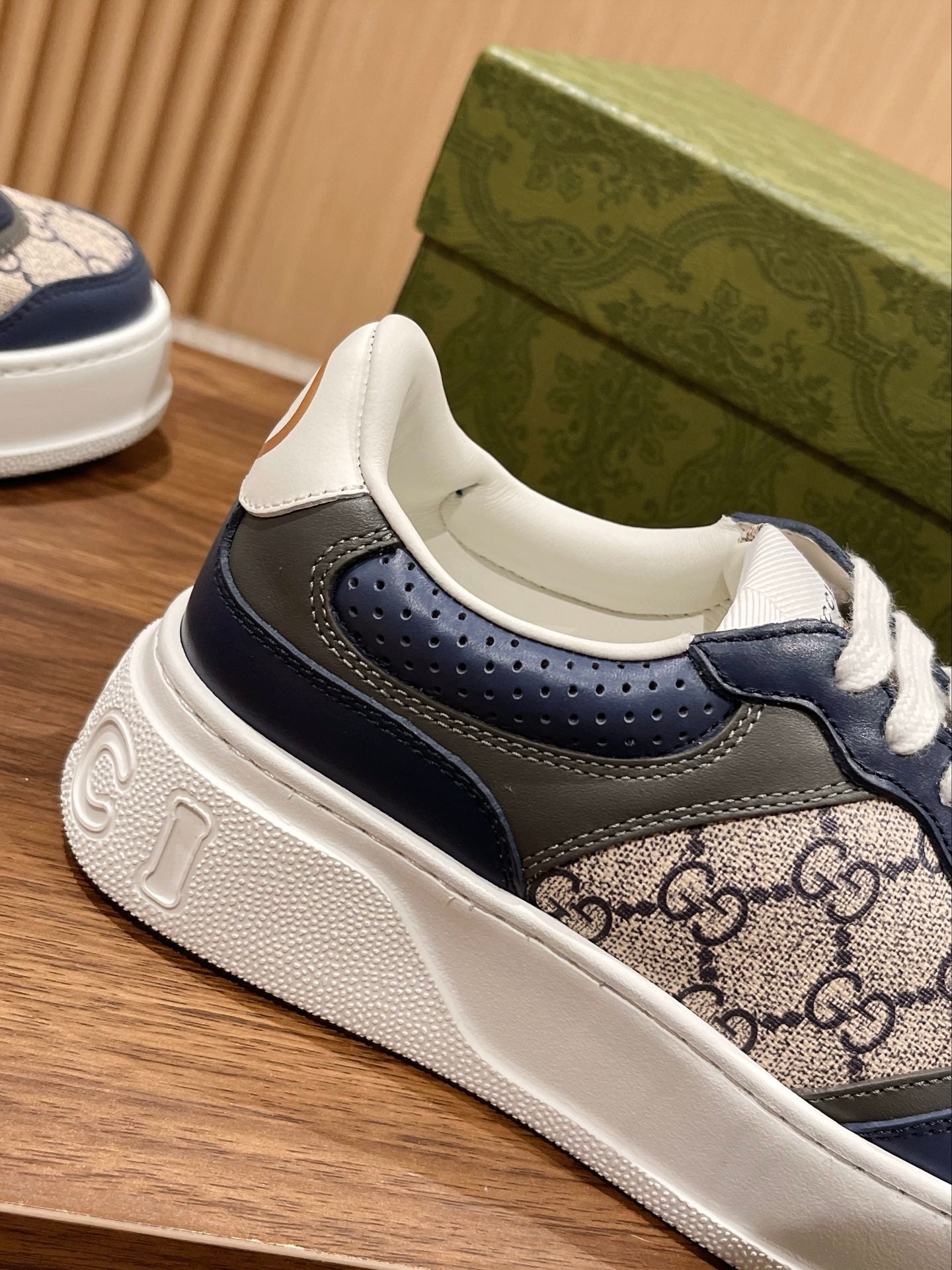 Couple's 𝐂𝐡𝐮𝐧𝐤𝐲  latest biscuit shoes