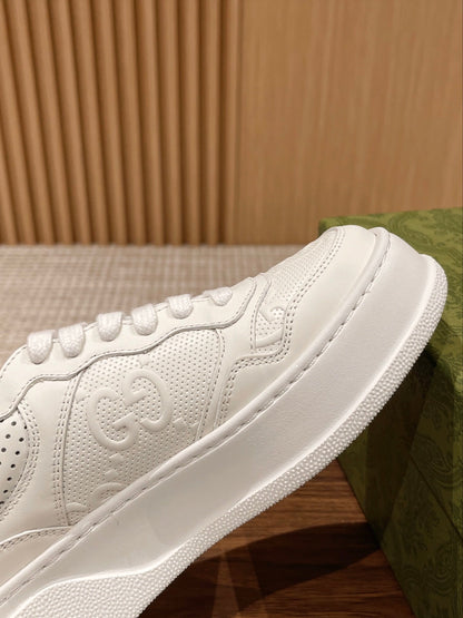 Couple's 𝐂𝐡𝐮𝐧𝐤𝐲  latest biscuit shoes