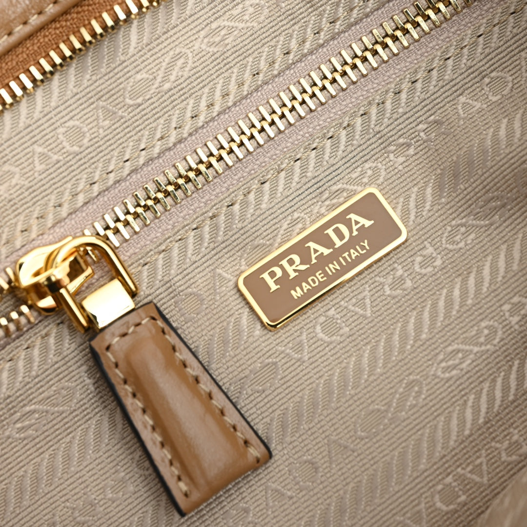 PD LuxSoft Medium leather handbag