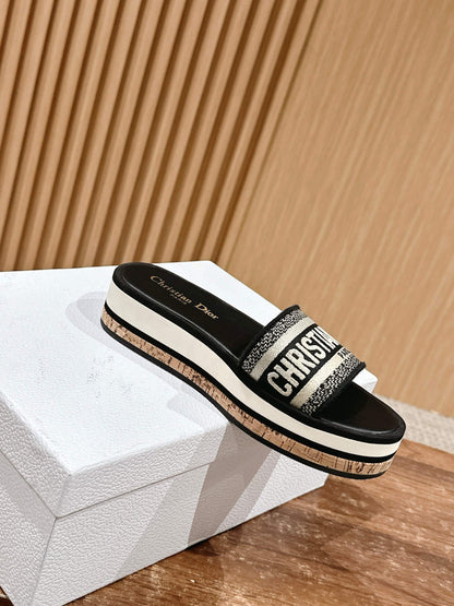 D*New thick-soled slippers