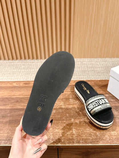 D*New thick-soled slippers