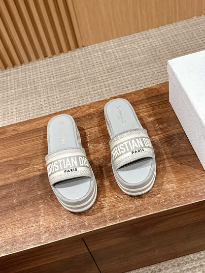 D*New thick-soled slippers