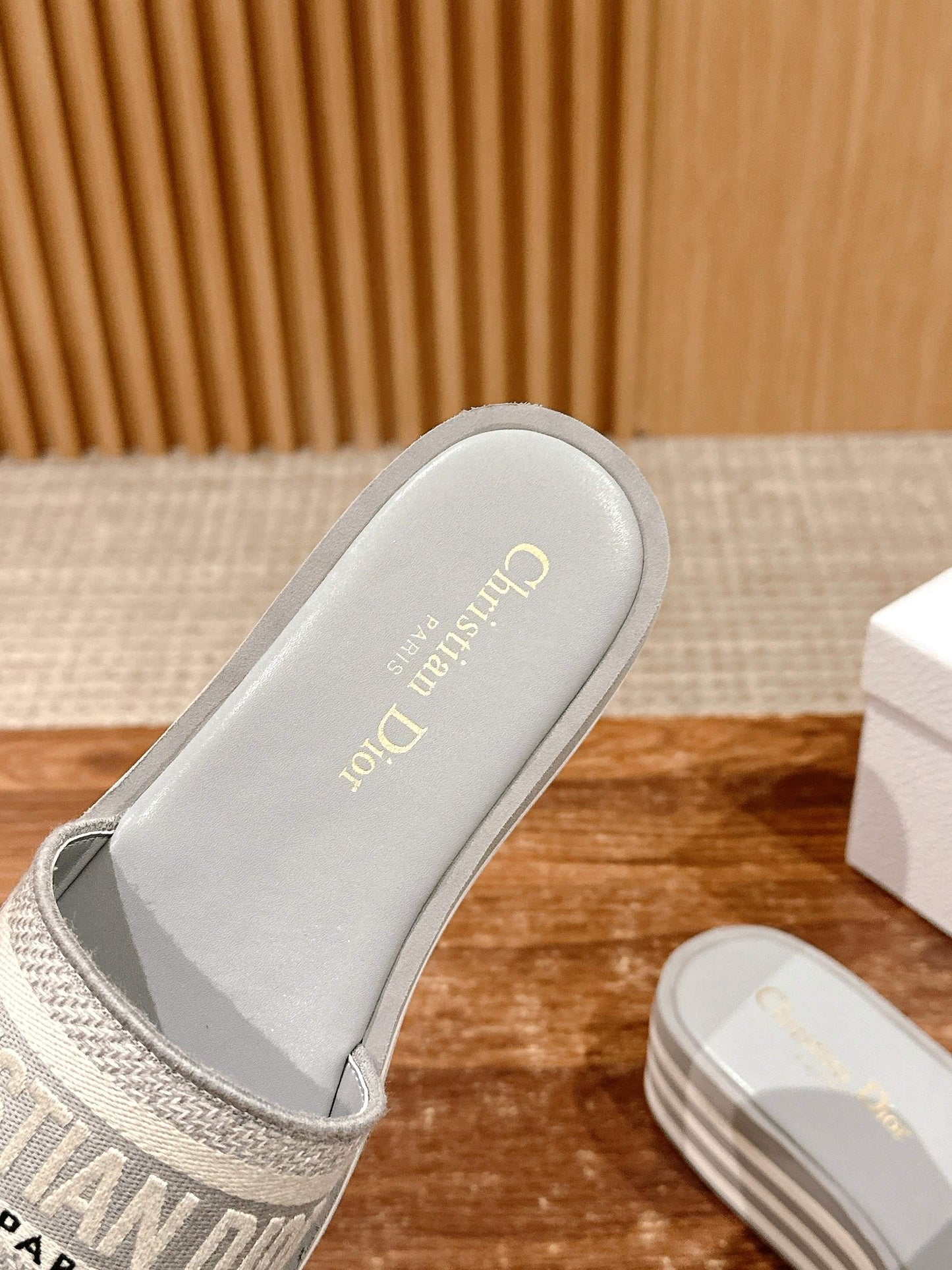 D*New thick-soled slippers