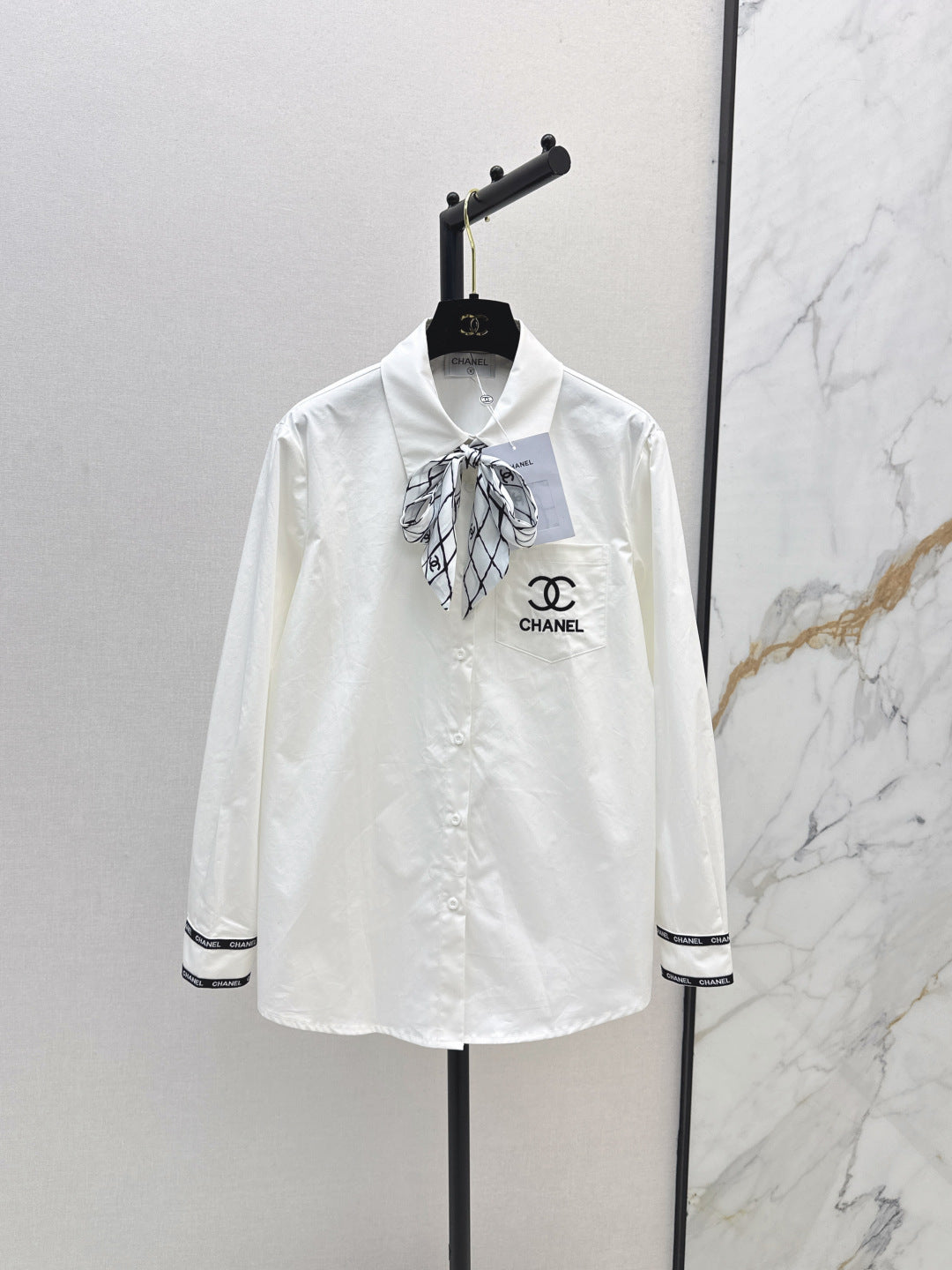 Chan New scarf-decorated shirt