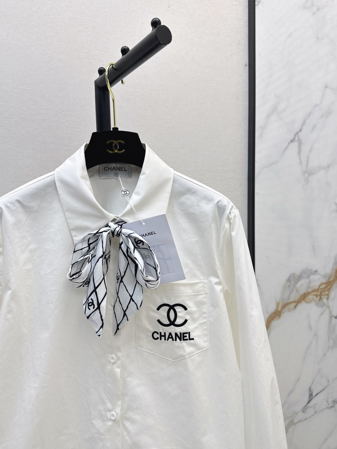 Chan New scarf-decorated shirt