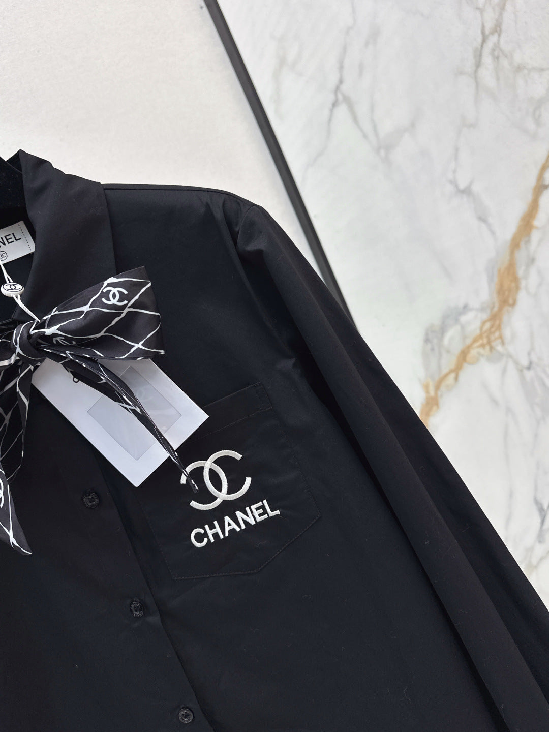 Chan New scarf-decorated shirt