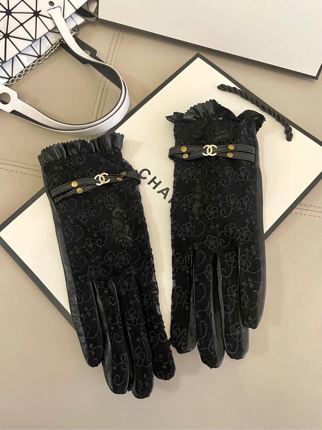 Chan Latest lace mesh fashion gloves