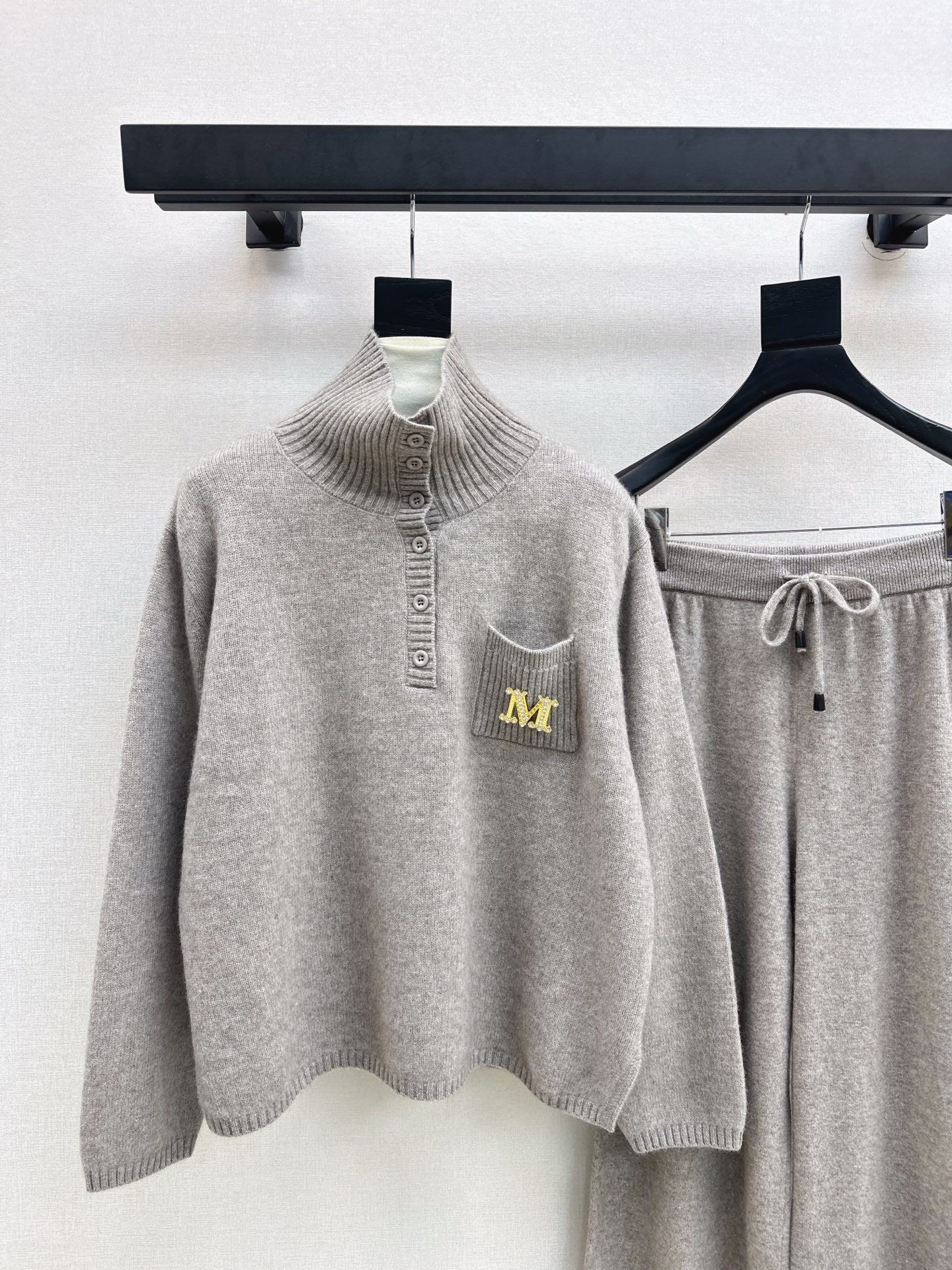 Max NEW knitted suit