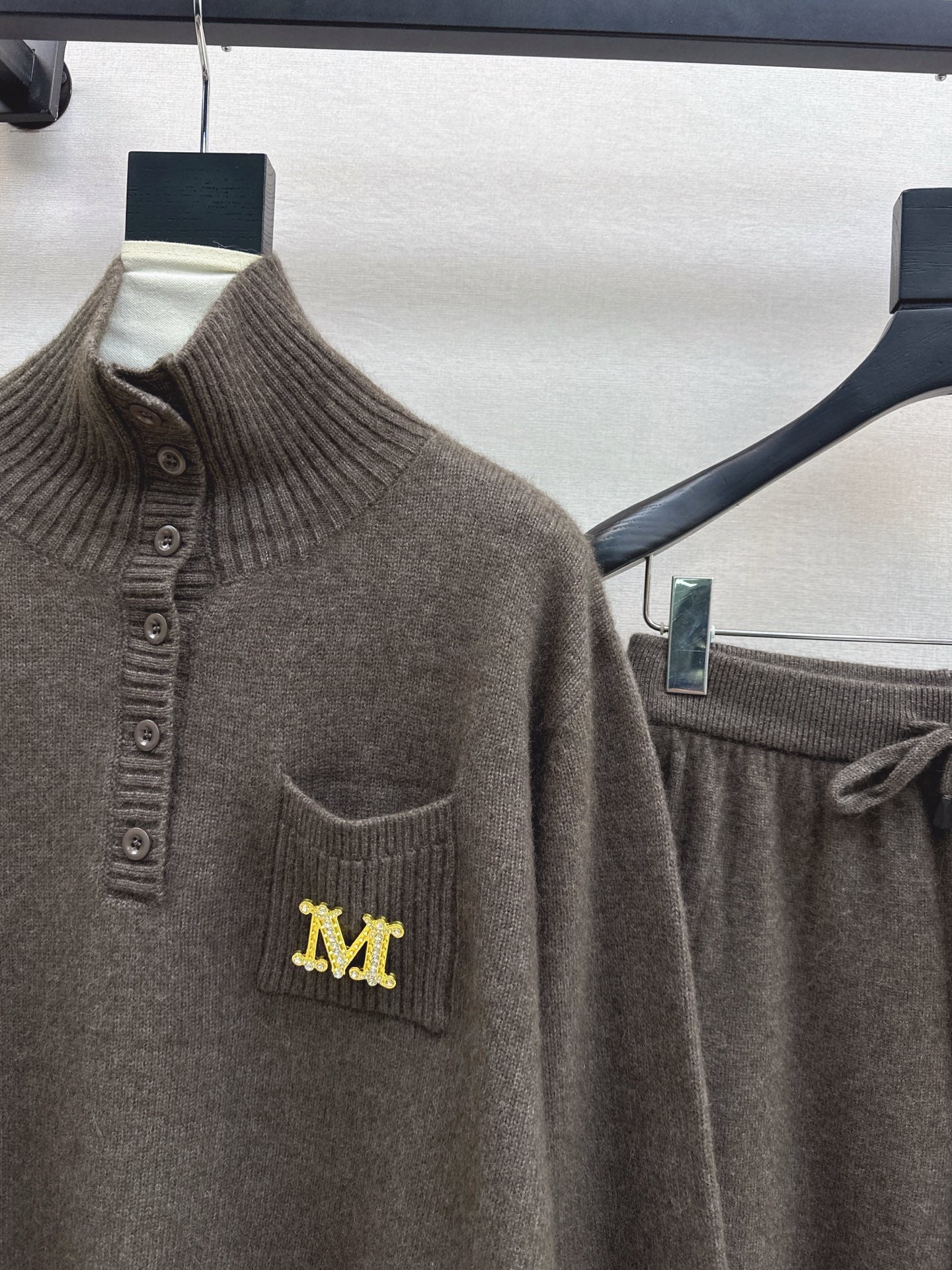 Max NEW knitted suit