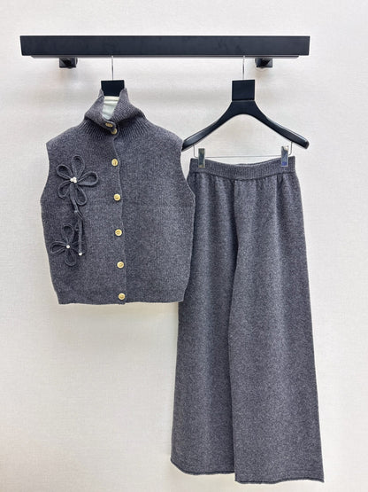 Chan NEW sleeveless knitted suit