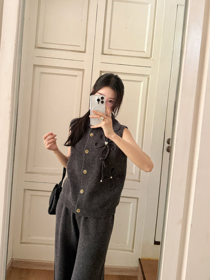 Chan NEW sleeveless knitted suit