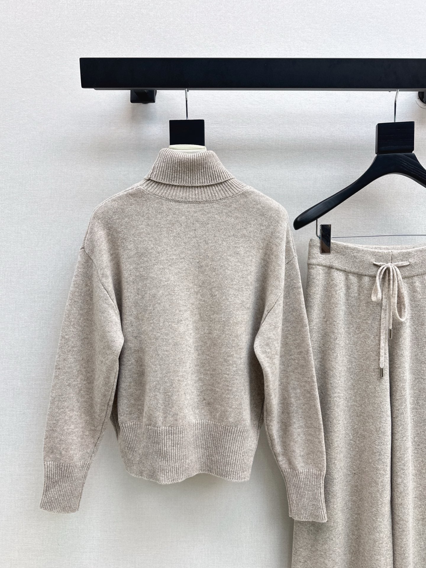 Burne NEW knitted suit