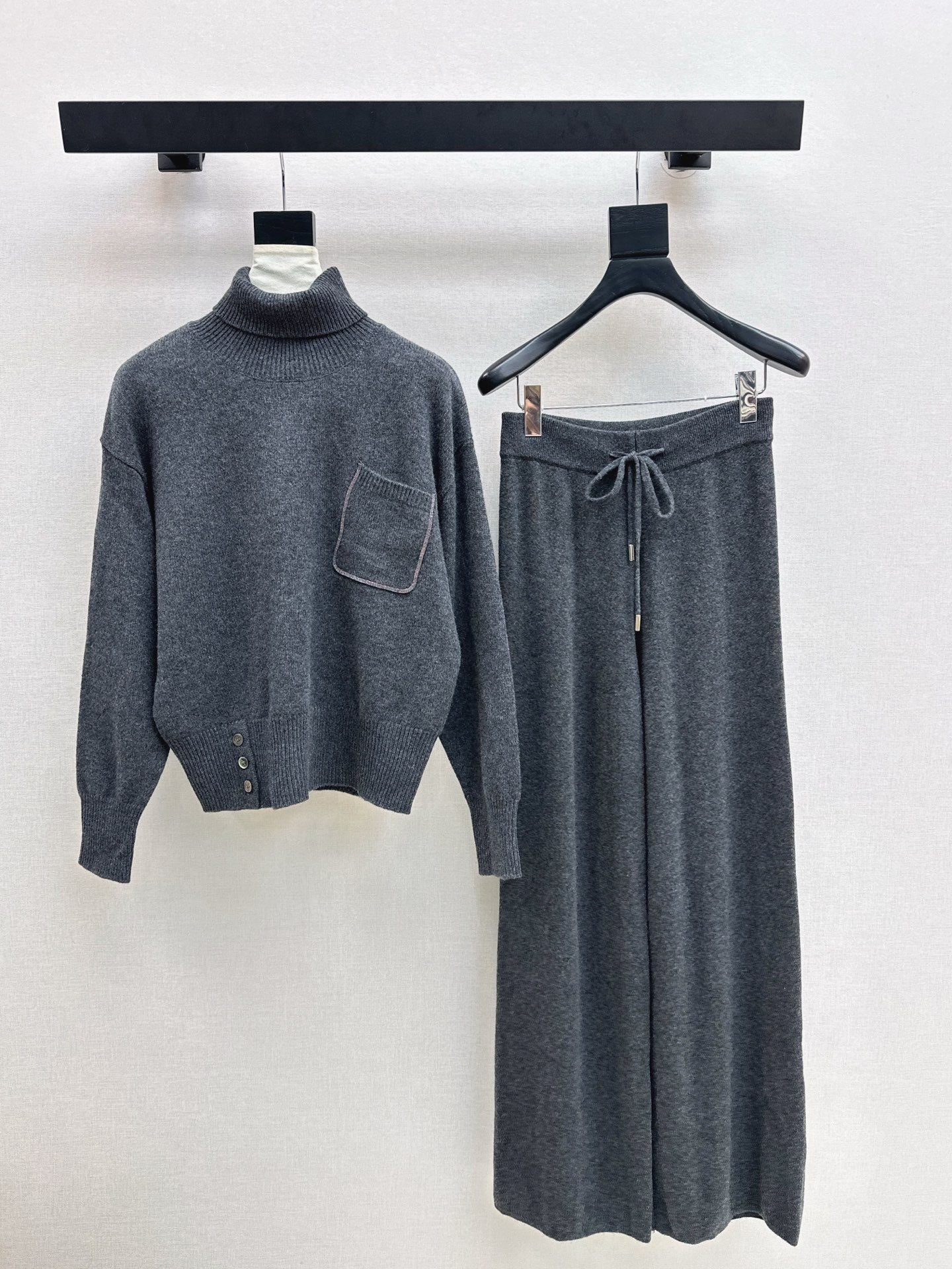 Burne NEW knitted suit