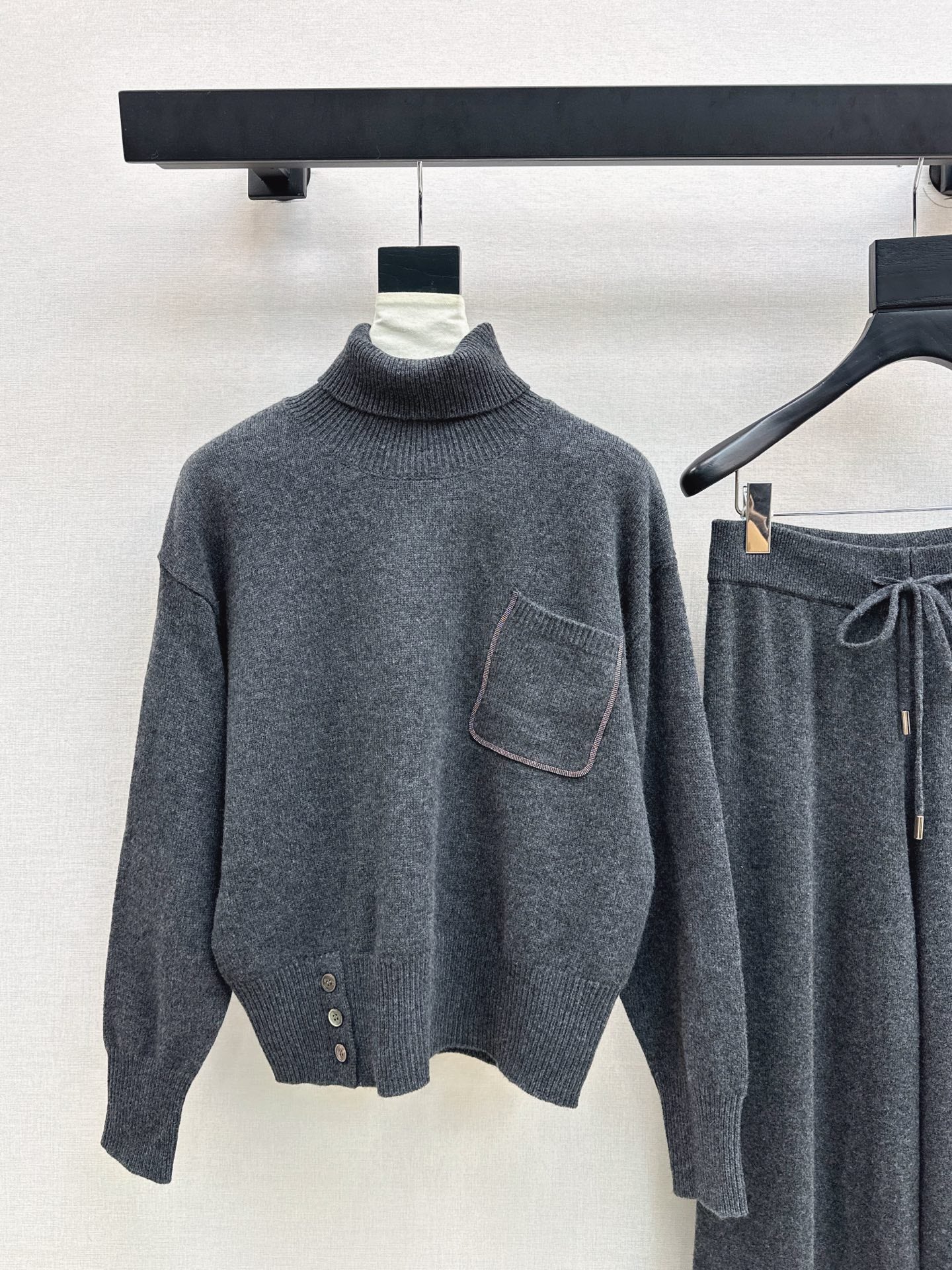 Burne NEW knitted suit