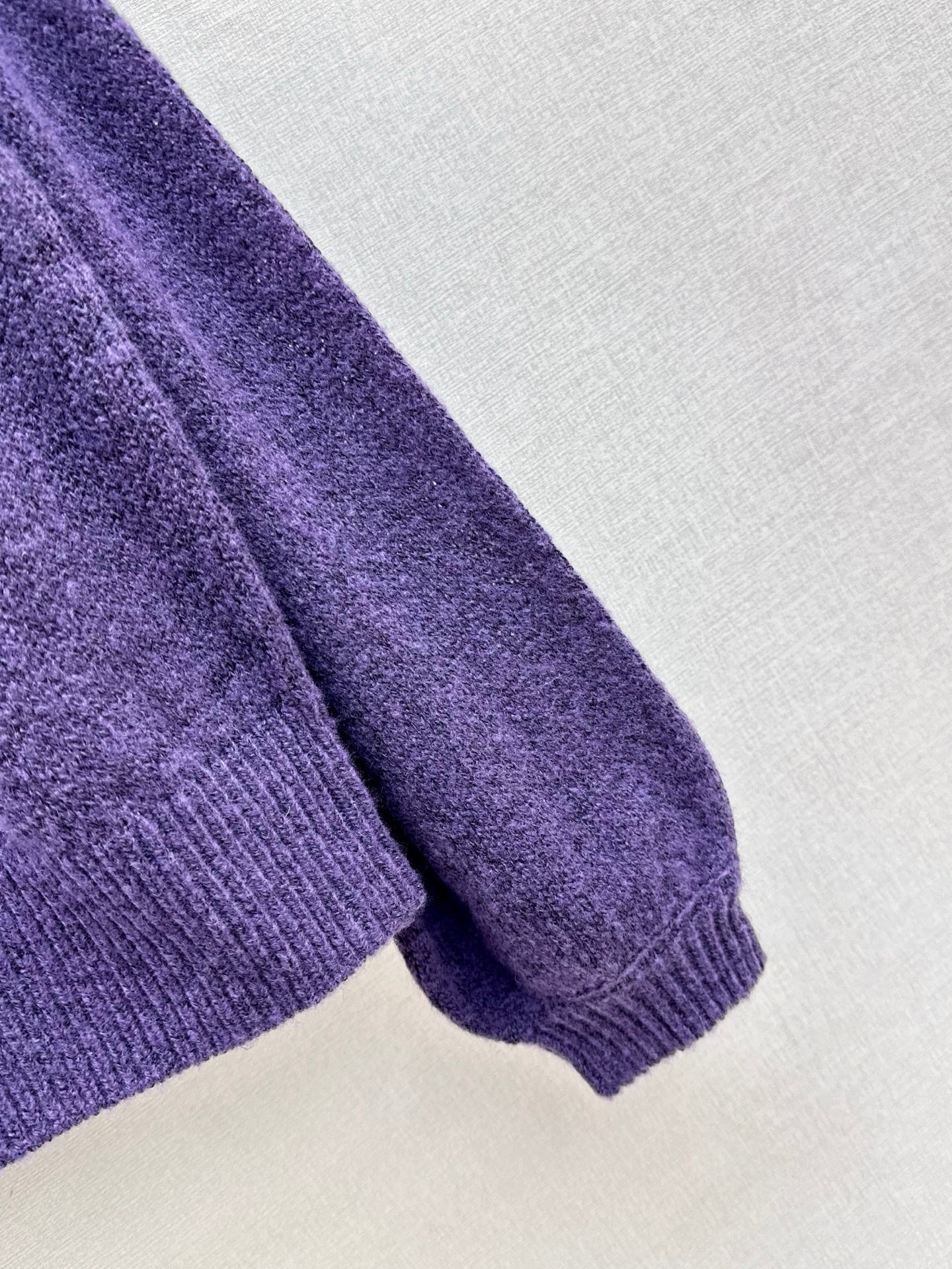 Chan NEW V-neck cardigan