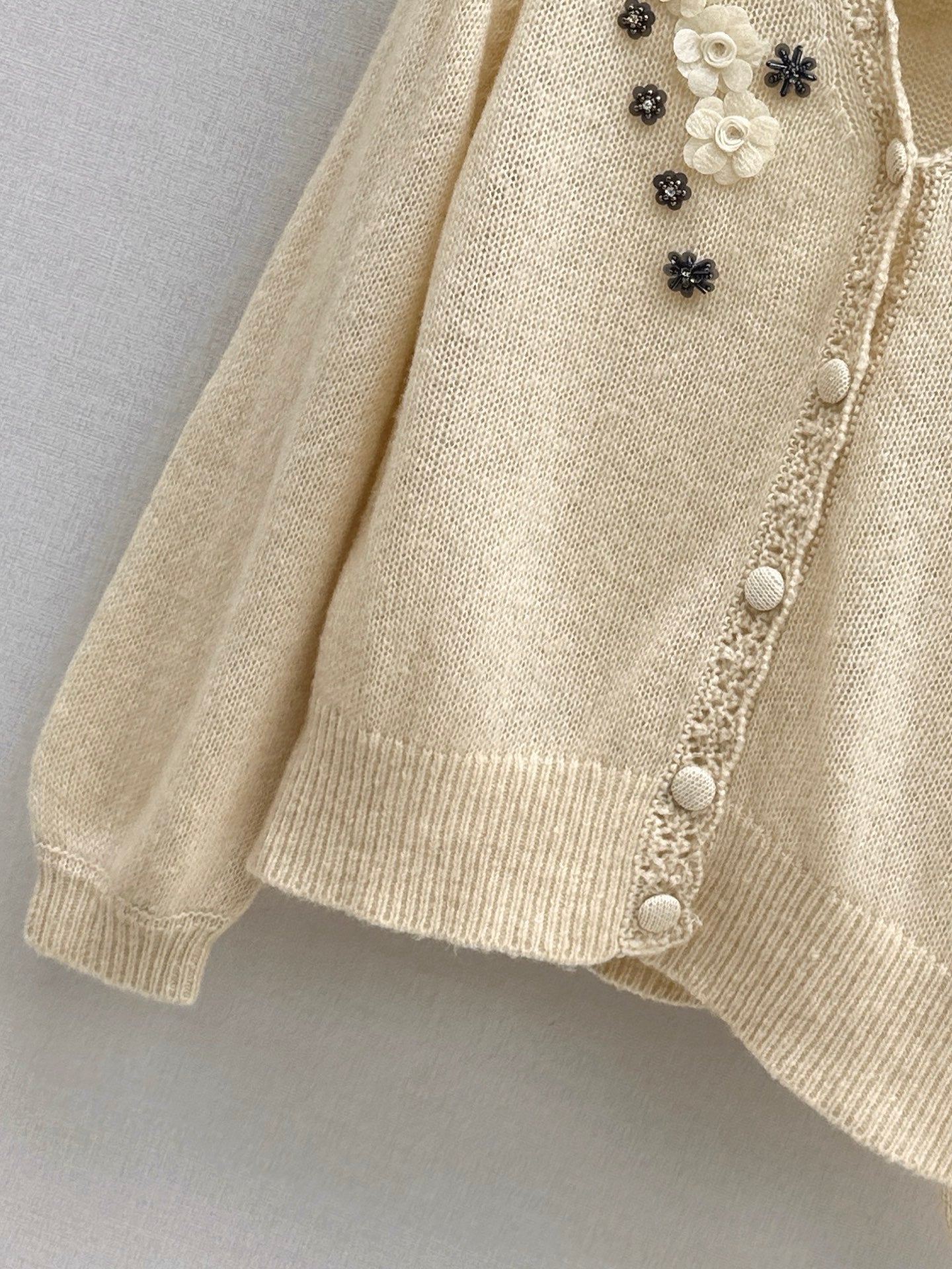 Chan NEW V-neck cardigan