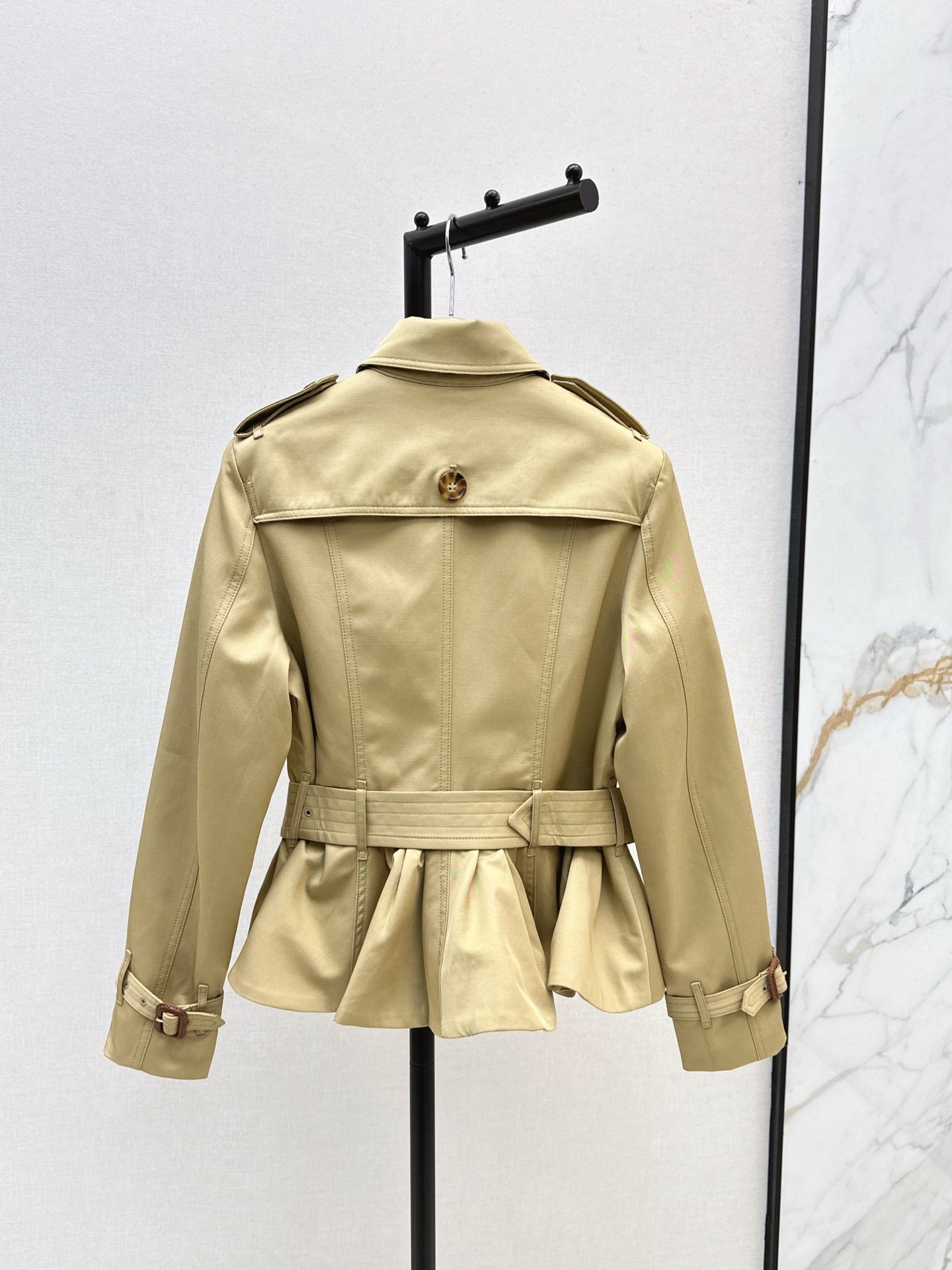 Bur NEW Button trench coat