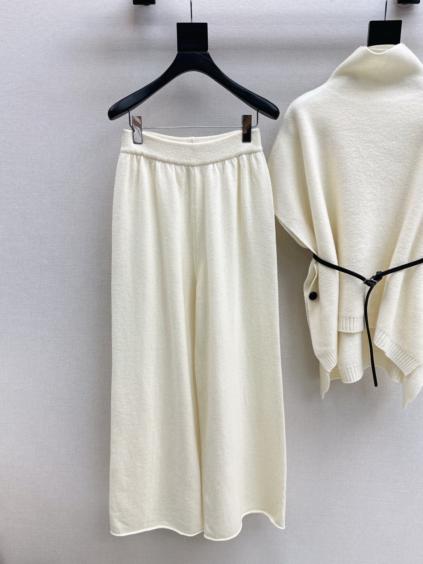 Loro NEW knitted suit