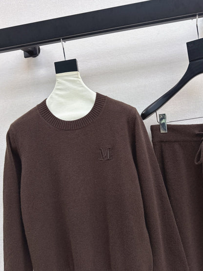 Max NEW knitted suit