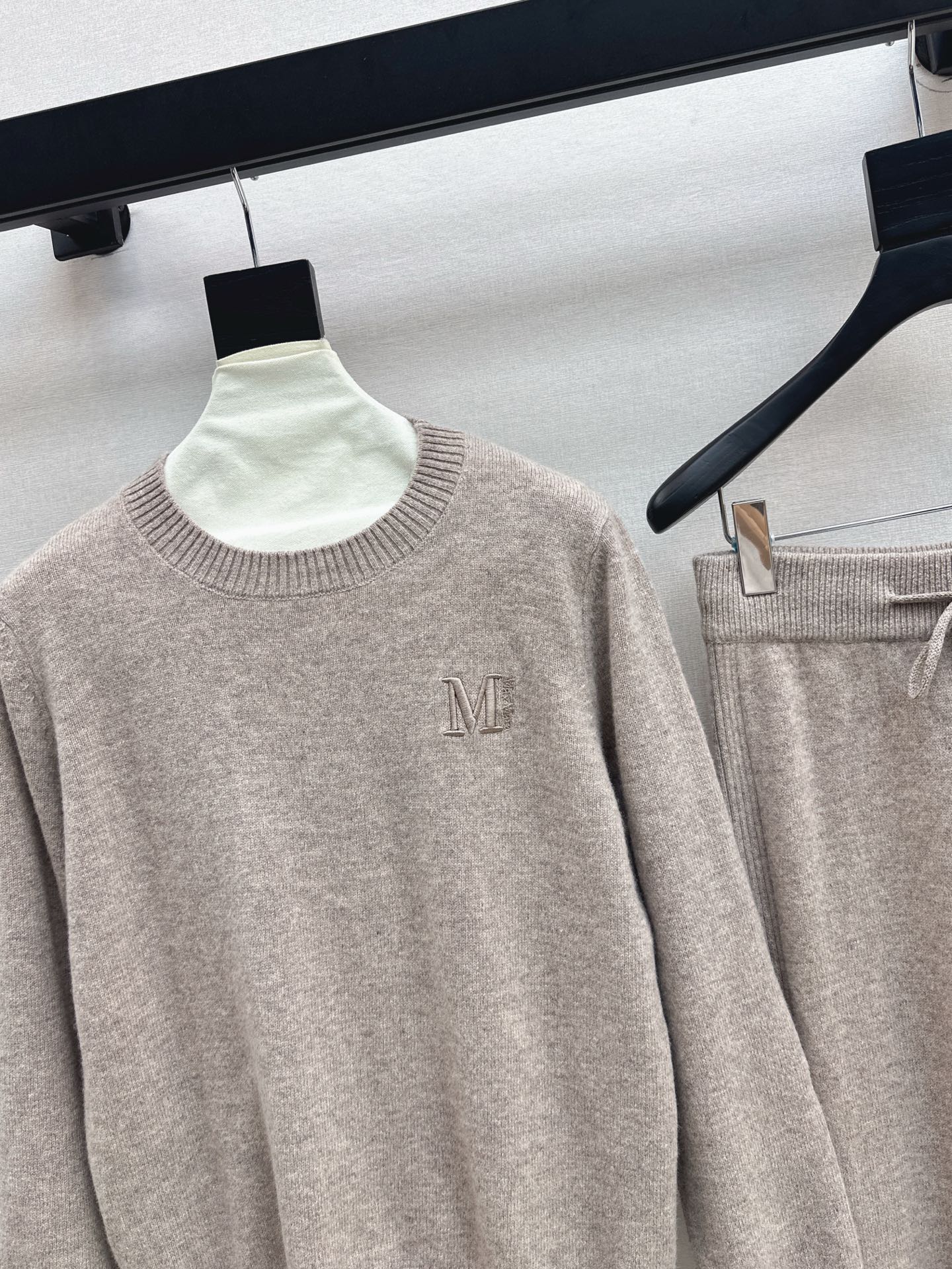 Max NEW knitted suit