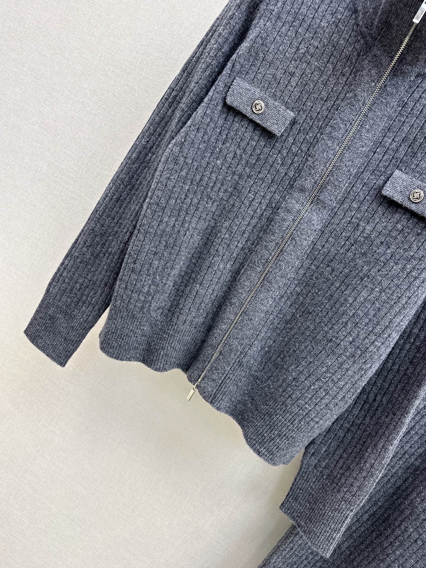 Loro NEW knitted suit