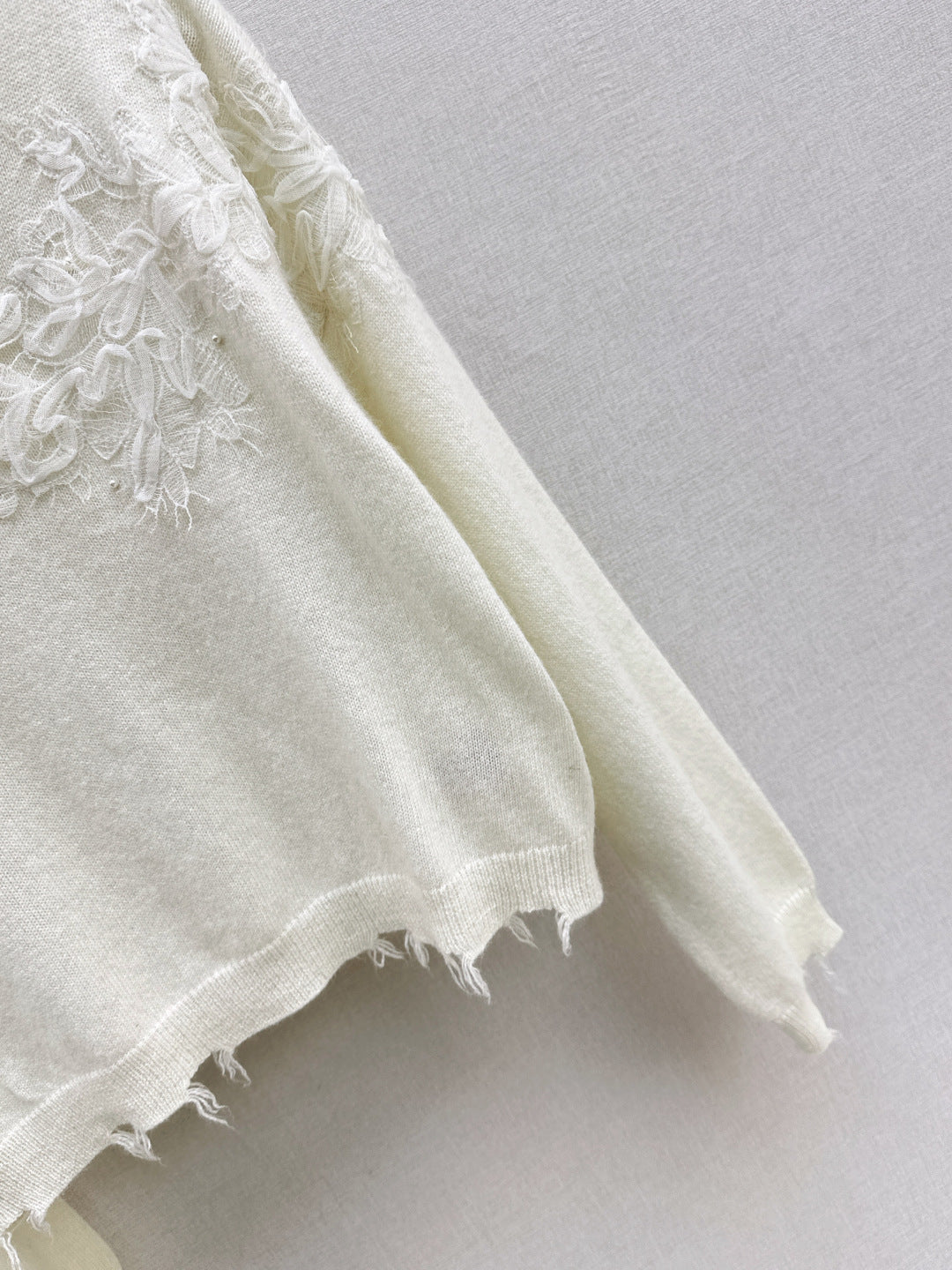 Es NEW Crew neck sweater