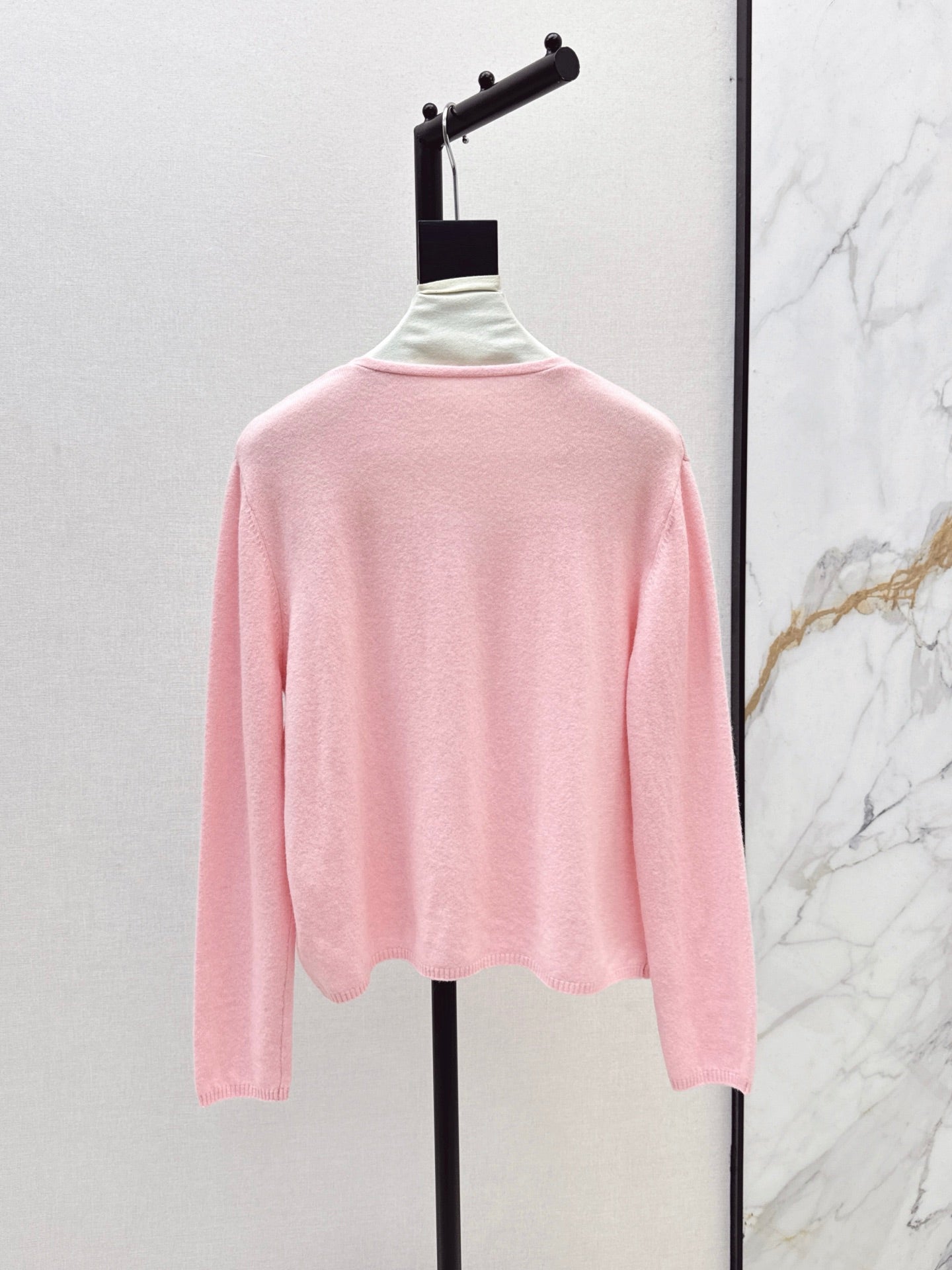 Es NEW V-neck sweater