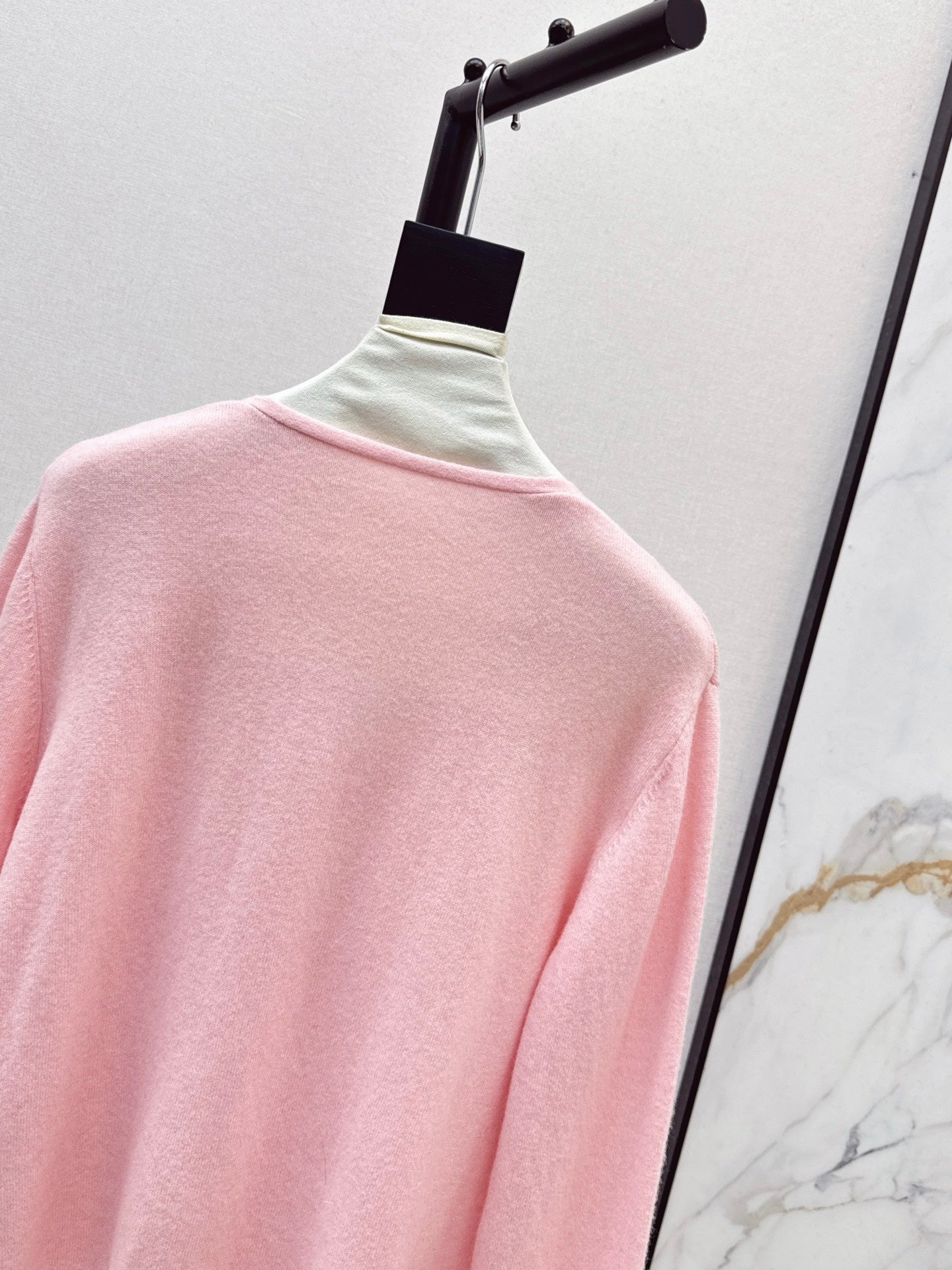 Es NEW V-neck sweater