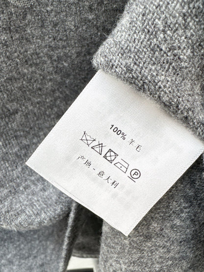 Es NEW V-neck sweater