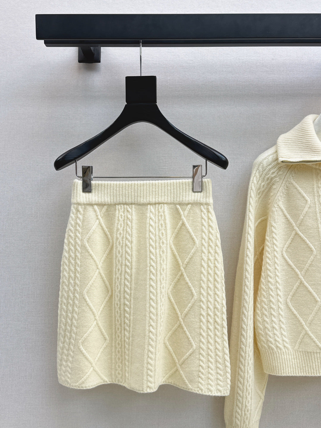 Loro NEW knitted suit