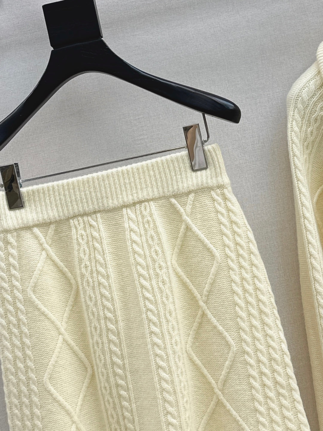 Loro NEW knitted suit