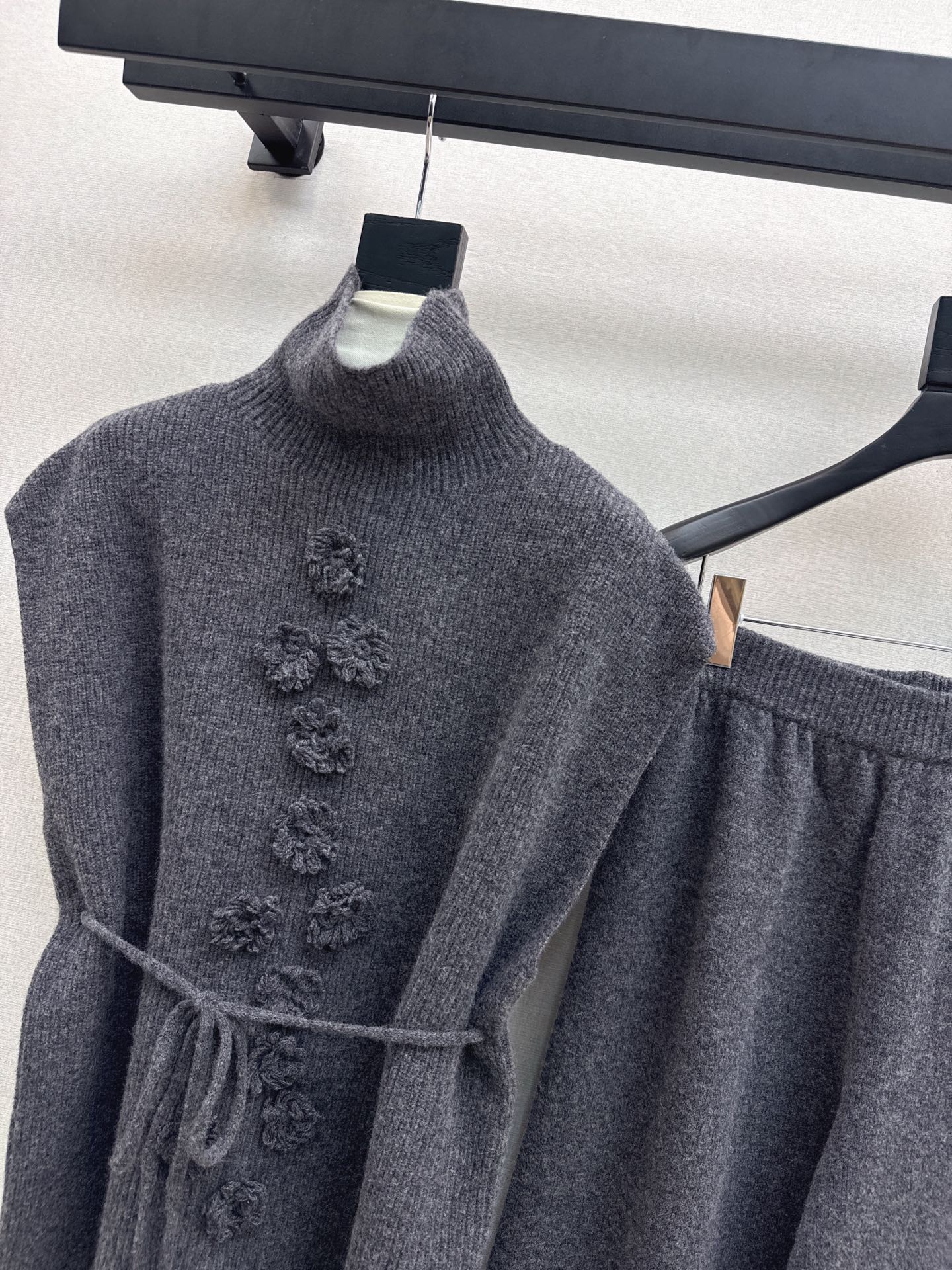 Chan NEW Sleeveless knitted set