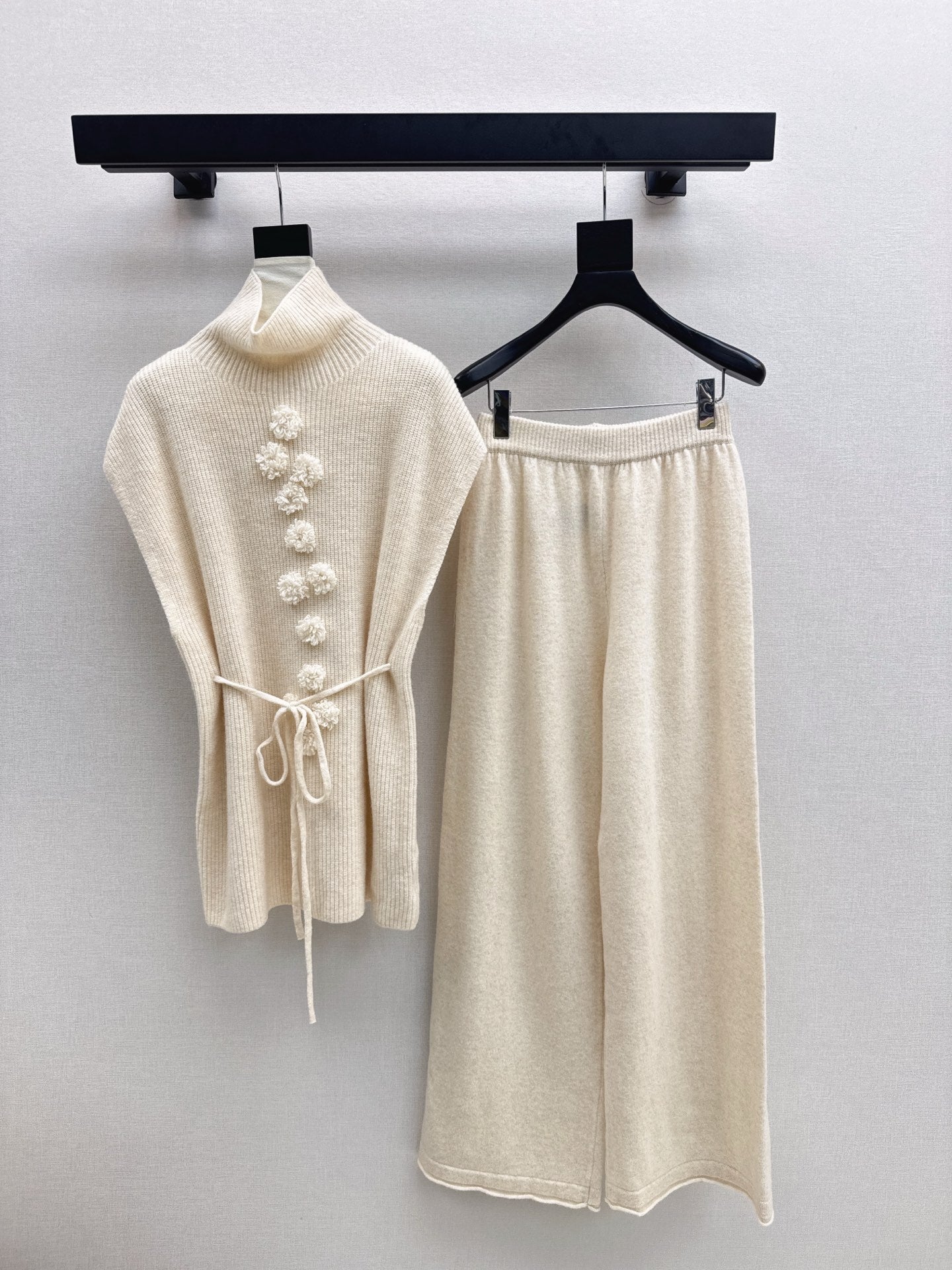 Chan NEW Sleeveless knitted set