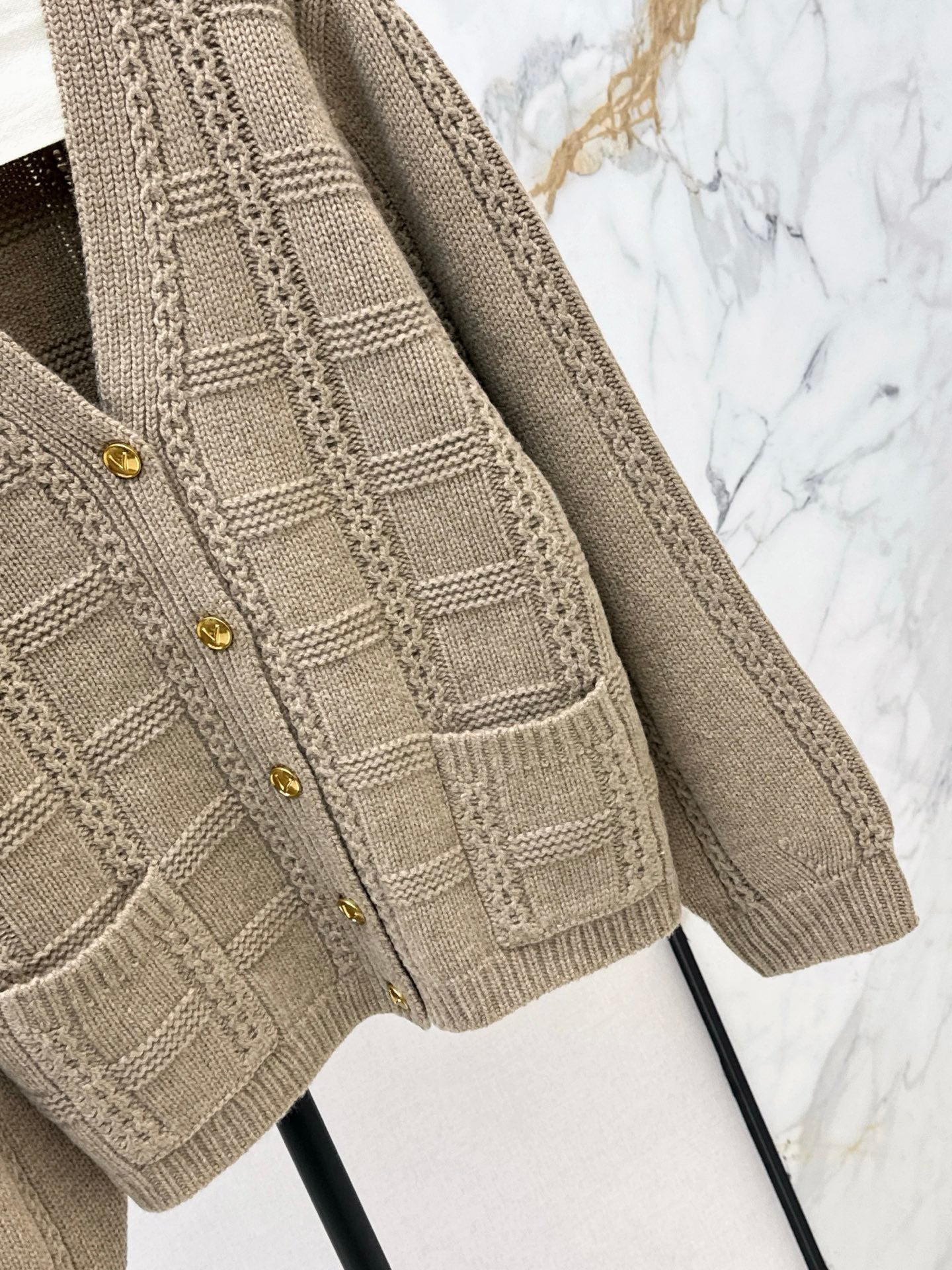 Va1 NEW V-neck cardigan