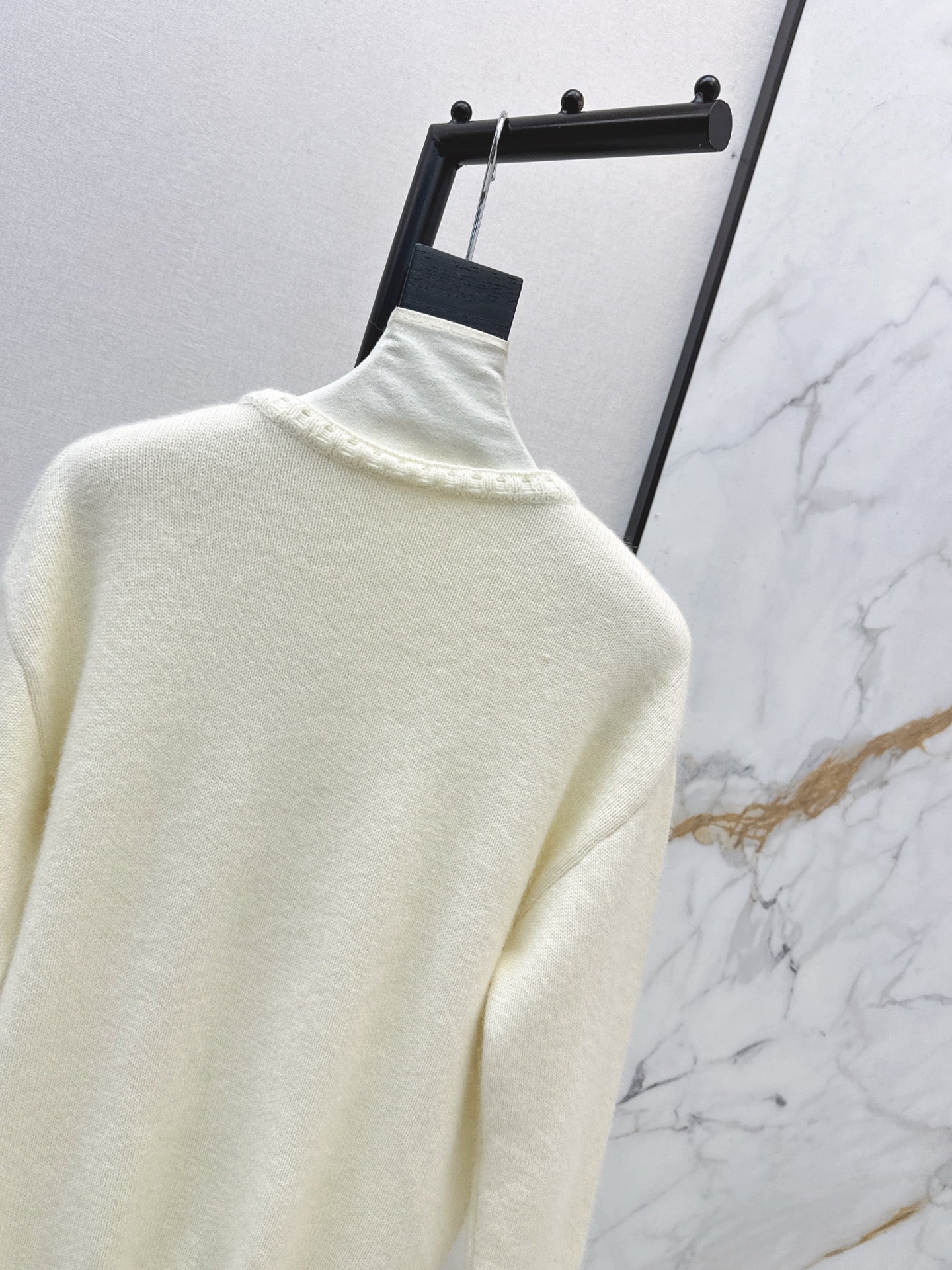 Va1 NEW Crew neck sweater