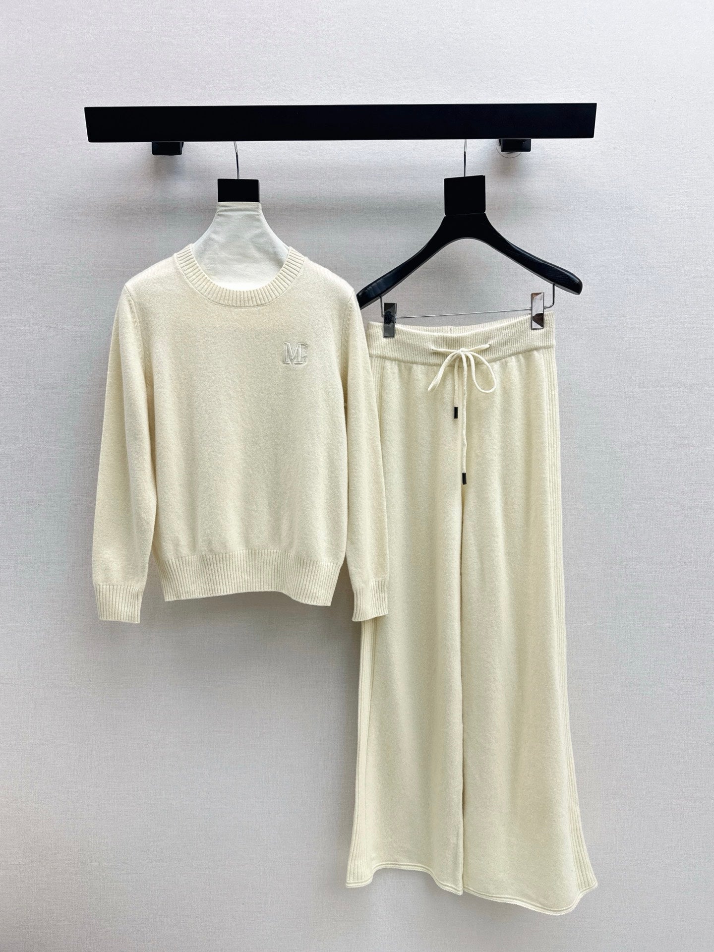 Max NEW knitted suit