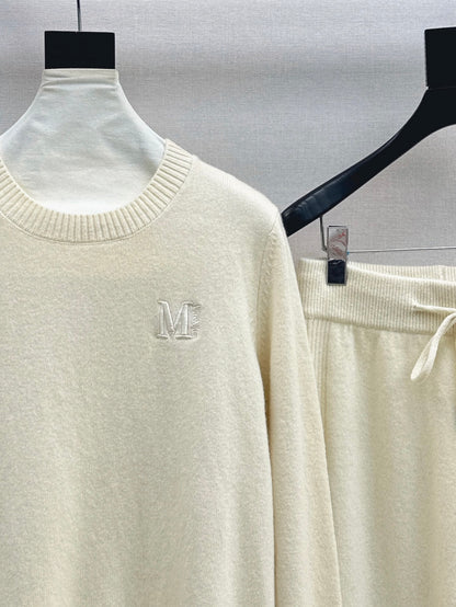 Max NEW knitted suit