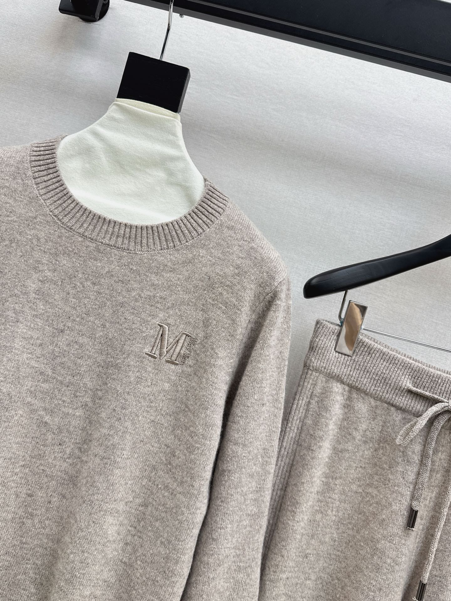 Max NEW knitted suit