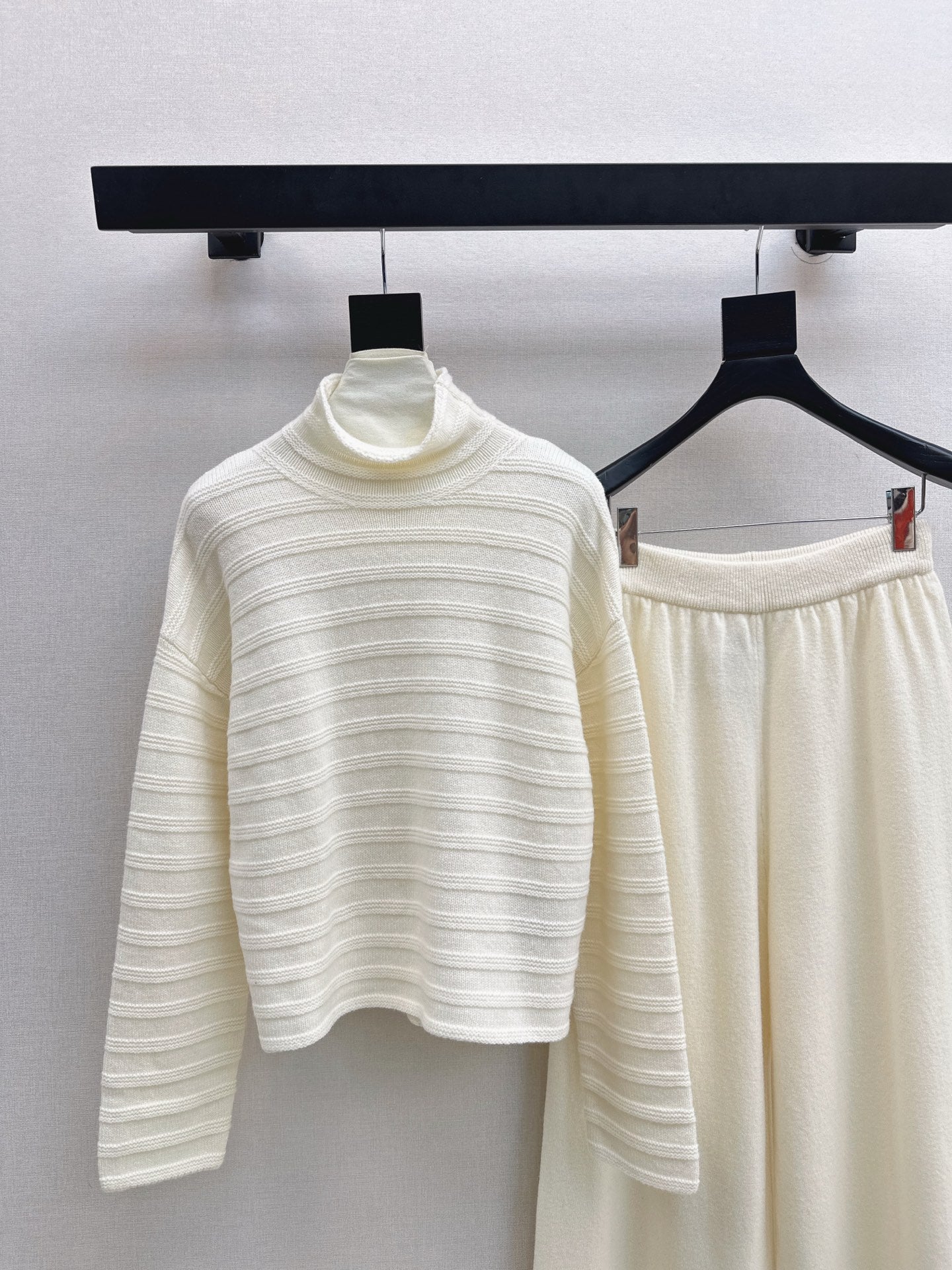 Max NEW knitted suit