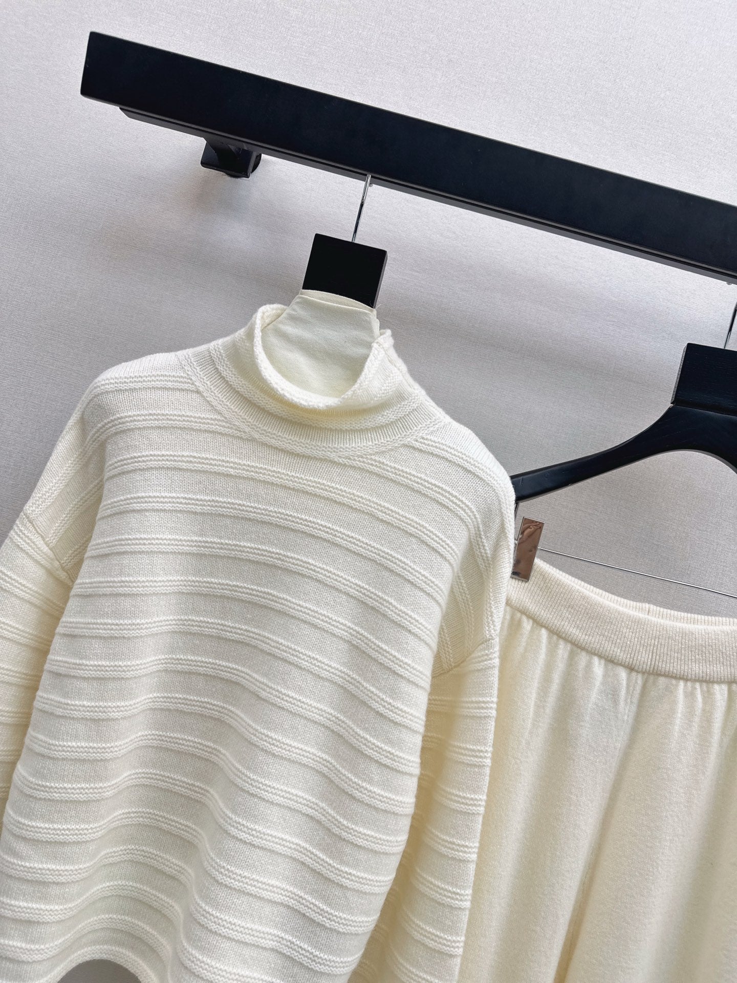 Max NEW knitted suit