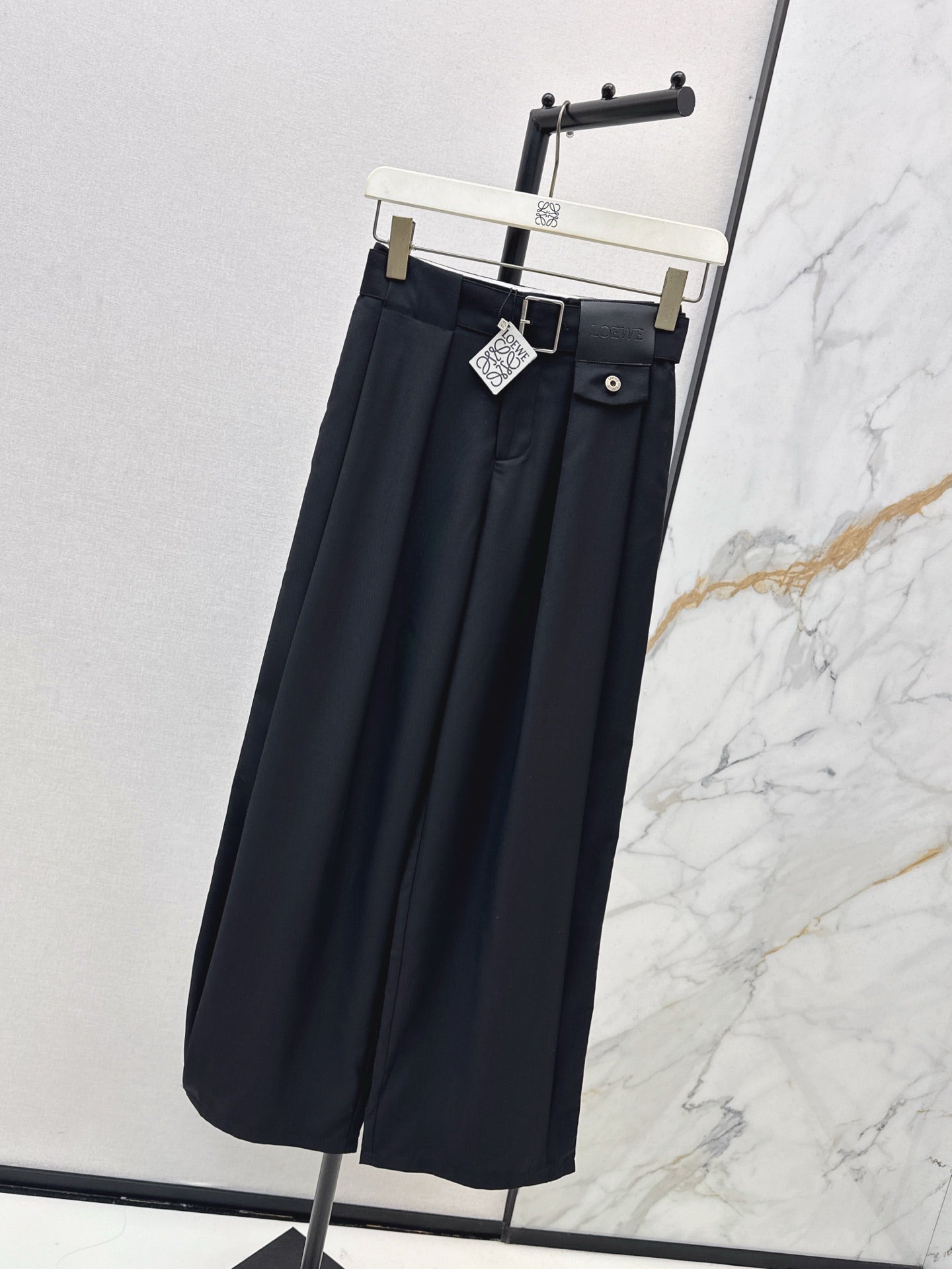 Loe NEW Pleated leather label trousers
